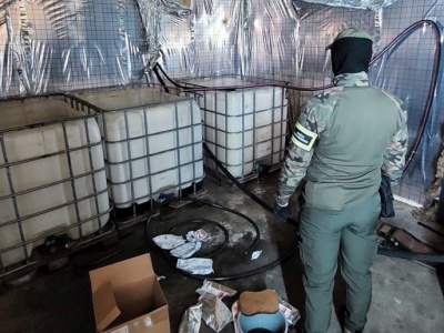Bimbrownia w gospodarstwie na Podlasiu. 3000 litrów zacieru i ponad 300 litrów alkoholu (wideo)