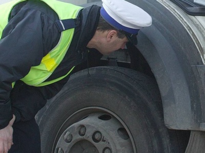 Policja patrzy na koła. Mandat za opony może cię zaskoczyć. Nawet 3000 zł?