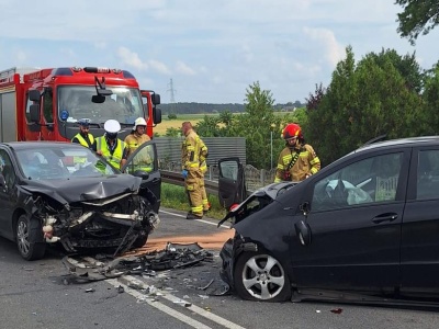 Zderzenie dwóch pojazdów w Lutogniewie. Ranni kierowcy trafili do szpitala.