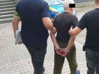 83-latek oblał wrzątkiem i zaatakował nożem własnego krewnego. Usłyszał zarzut usiłowania zabójstwa