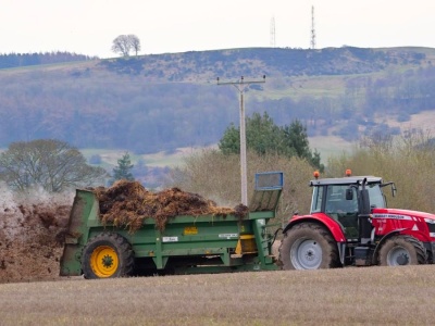 Płyty obornikowe na nowych zasadach. Sprawdź jak rolnik uniknie kary