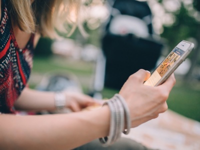 eSIM w podróży – co to jest, jak działa i dlaczego warto?
