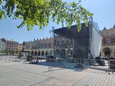 Rynek Główny. Scena dla specjalnego gościa już gotowa. Wydarzenie wieczorem