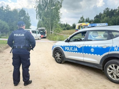Szokujące odkrycie w Pomorskiem. Zwłoki 23-latki w samochodzie. Podejrzewanego znaleziono w lesie