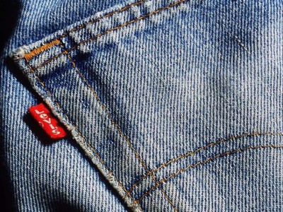 Wiele osób za ojca jeansów uważa Leviego Straussa. Ich historia zaczęła się jednak o wiele wcześniej
