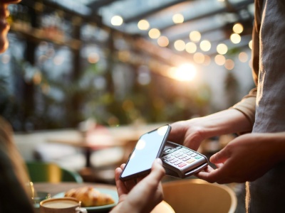 Oszuści atakują osoby płacące telefonami komórkowymi