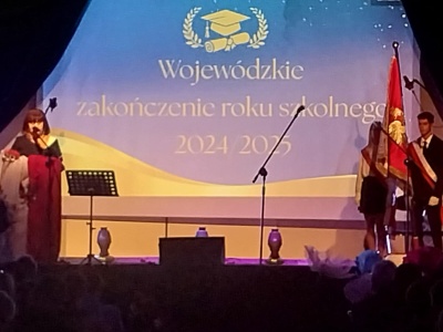 Podręczniki poszły w kąt. Czas na wspomnienia i odpoczynek! Koniec roku szkolnego w Żninie