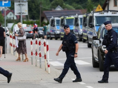 Obława w Małopolsce. Policja przeszukuje domy