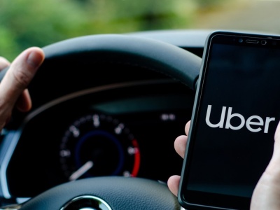 Ukryte algorytmy Ubera. Kto naprawdę zarabia na przejazdach?