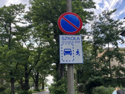 Do szkoły bez samochodu. Rodzice walczą o bezpieczne strefy szkolne