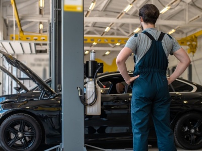 Zmowa producentów aut? Mechanicy mówią jasno o naprawach