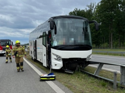 Pilne! Wypadek autokaru na autostradzie A2! Autokarem podróżowało 45 osób