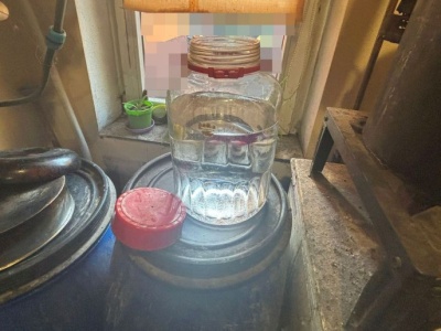 Dzielnicowy wywąchał bimbrownię doręczając służbowe pismo
