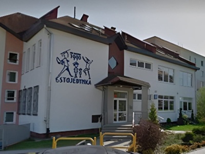 Groźby nożem na placu zabaw? Na Jarotach dzieci uciekły do szkoły przed nastolatkami