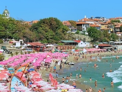 Leży rzut beretem od popularnego kurortu. Bez tłumów, za to z widokami i bajecznymi plażami
