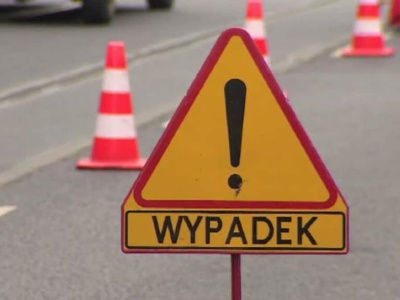 Mercedes uderzył w drzewo z ogromną siłą. Nie żyje młody kierowca