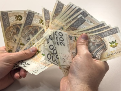 2 tysiące złotych bez pracy. ZUS podwyższa kontrowersyjną rentę