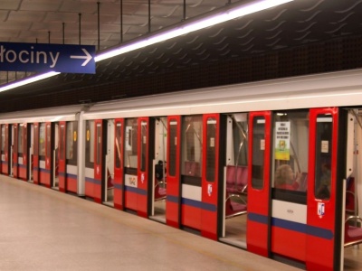 Pożar w warszawskim metrze. Są duże utrudnienia dla pasażerów