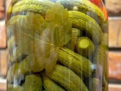 Upchaj te dodatki do słoików. Ogórki kiszone wyjdą aromatyczne i chrupiące