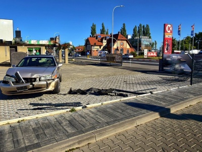 Roztrzaskał auto na wjeździe do McDonald’s (ZDJĘCIA)
