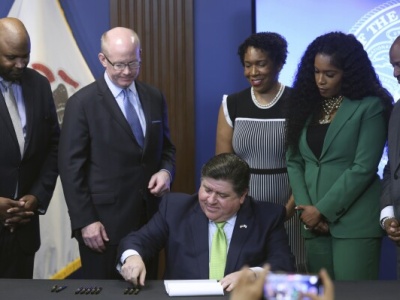 Gubernator Illinois J.B. Pritzker podpisał nowe ustawy