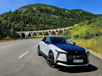 Test: DS Nº8 – francuska finezja w segmencie premium. Konkurencja nie odważyłaby się na coś takiego