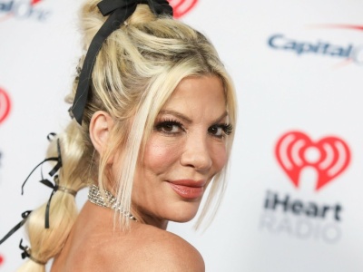 Tori Spelling w sportowej, luźnej stylizacji. Postawiła na zielony dres