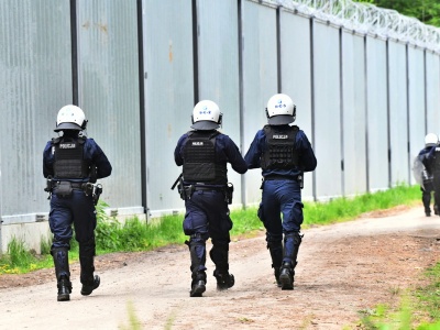 Nie wpuścił posłanek do strefy przygranicznej. Prokuratura wycofała akt oskarżenia przeciwko byłemu policjantowi