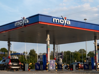 Jedna z największych w Polsce sieci stacji paliw obniża ceny. Skorzystają też posiadacze elektryków