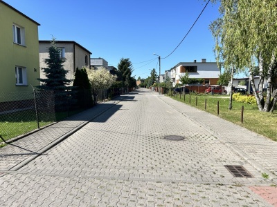 Mieszkańcy Promienistej mają dość. Walczą o prawo do parkowania pod domem