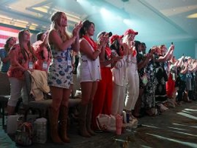 Masłem, ślubem i modlitwą. Tak spece od tzw. samorozwoju zapędzają Amerykanki do kuchni i kołyski