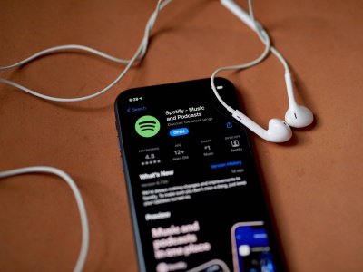 Boty, fałszywe zespoły i gigantyczne straty. Nowy przekręt na Spotify
