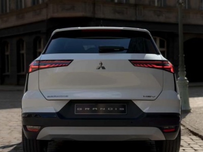 Mitsubishi Grandis 2025. Japoński znaczek, francuskie geny, hybryda pod maską