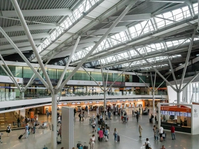 Koniec z wyjmowaniem płynów. Kolejne lotnisko w Polsce wprowadza zmiany
