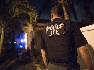 Czy chicagowscy policjanci pomagali ICE w aresztowaniach nielegalnych imigrantów?