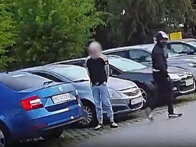 Olsztyn. Uderzył młotkiem w skodę i uciekł. 
