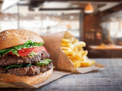 Fast foody na minusie przed wakacjami. Co może poprawić sytuację branży?