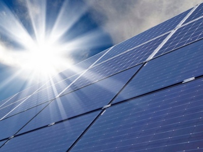 Upał vs fotowoltaika – produkcja energii rośnie czy spada? 