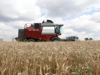Kombajn na żniwa. Jak go przygotować, aby uniknąć awarii i pożaru?