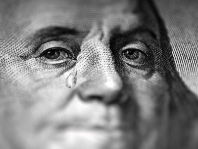 „Powrót kursu euro na poziomy powyżej 4,40 zł wymagałby otwartego konfliktu między Polską a Brukselą”. Złoty silny jak nigdy. Co się dzieje z kursami walut?