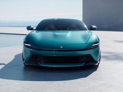 Ferrari prezentuje Amalfi – 631 wierzgających rumaków i duch Enzo w designie
