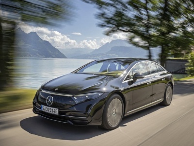 Futurystyczny styl Mercedesa EQS szkodzi sprzedaży. 