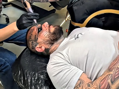 Popek zaczął usuwać tatuaże z twarzy. Ledwo to zniósł