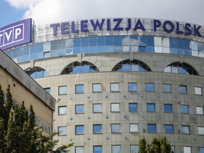 Sejm uchwala zmiany. TVP będzie musiała usunąć tabliczki z zakazem