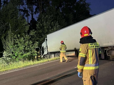 Ciężarówka zjechała do rowu. Kierowca dał w palnik