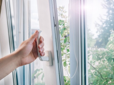 Jak schłodzić mieszkanie w upał? Można otwierać okna? Sposoby na obniżenie temperatury bez klimatyzacji