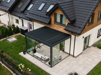 Jak pergola tarasowa uprzyjemni chwile spędzone na tarasie – korzyści i inspiracje