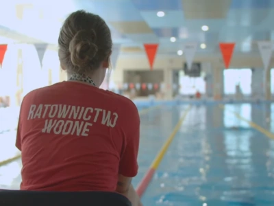 80-letni mężczyzna zmarł na basenie w Jaworznie. Ewakuowano 30 osób