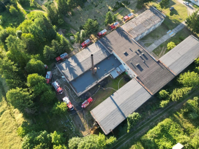 Pożar kurnika w Głuchowie. Tysiące kur uratowanych dzięki heroicznej akcji strażaków [ZDJĘCIA]