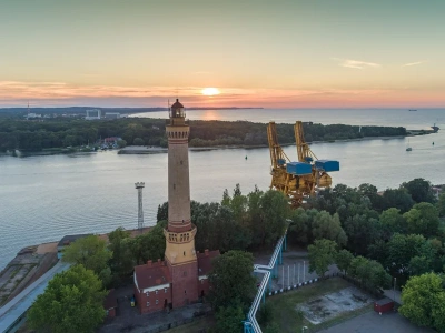 Najwyższa latarnia morska w Polsce. Znajdziesz ją w uwielbianym nadmorskim mieście
